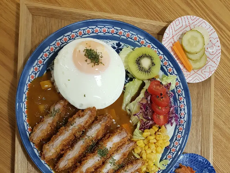 카레와 돈까스, 계란, 샐러드가 담긴 접시