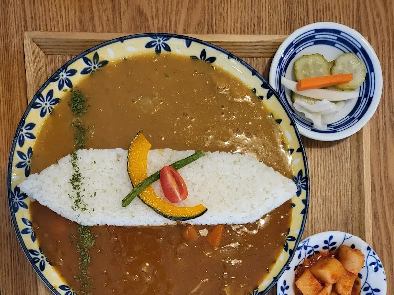 카레와 샐러드, 피클, 깍두기가 담긴 쟁반