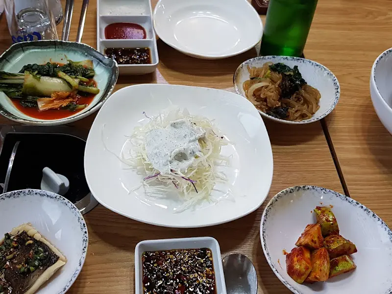 정갈하게 차려진 밑반찬