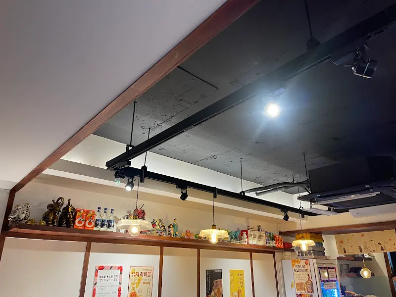 천장에 설치된 조명