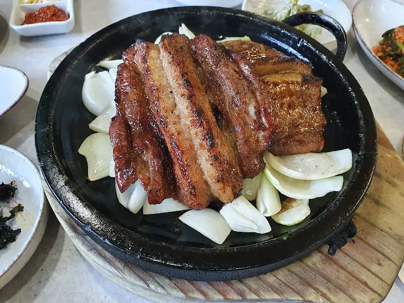 돌판 위에 올려진 석갈비