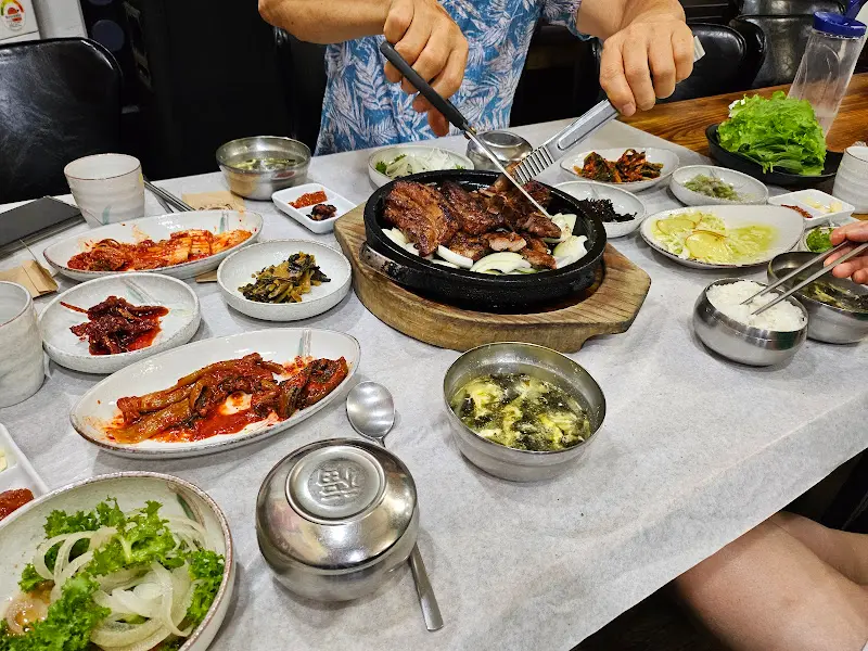 테이블 가득 차려진 석갈비 한 상