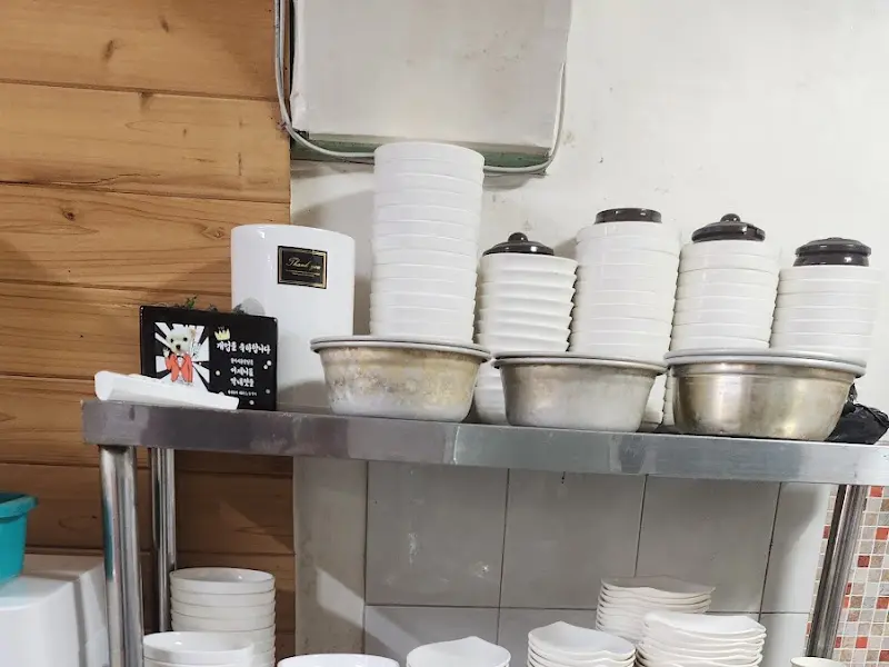 깔끔하게 정돈된 식기류