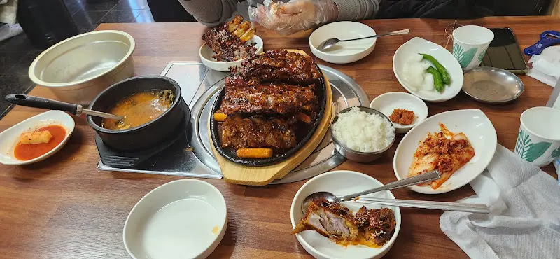 푸짐하게 차려진 한 상