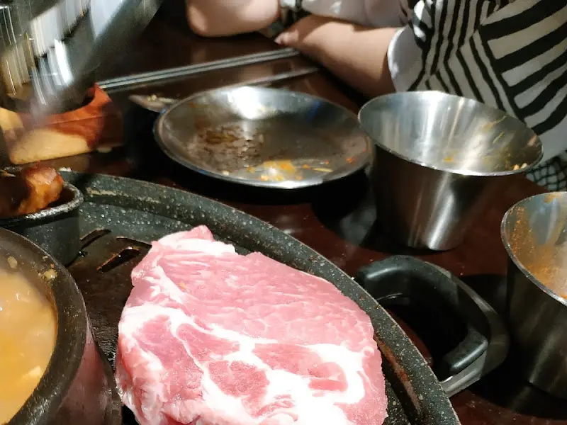 불판 위의 삼겹살