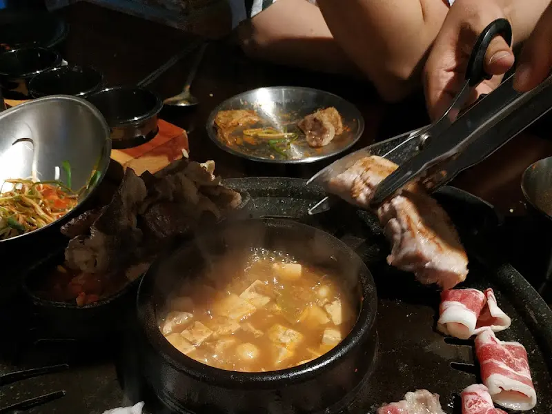 고기를 자르는 모습