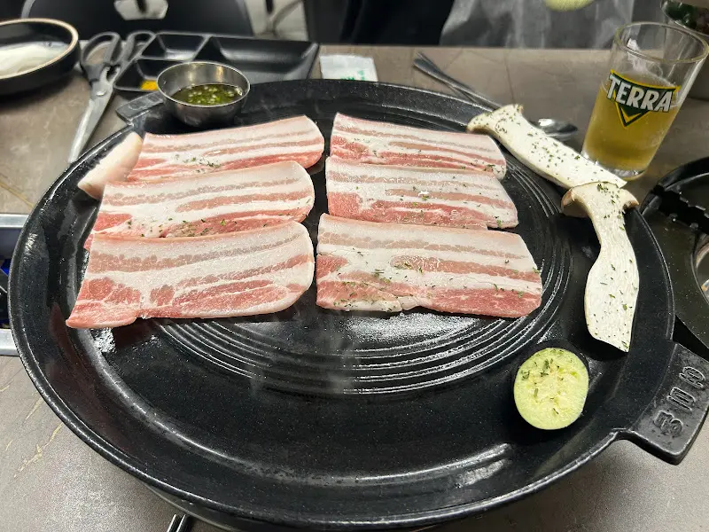 솥뚜껑 위에서 지글지글 익어가는 오겹살