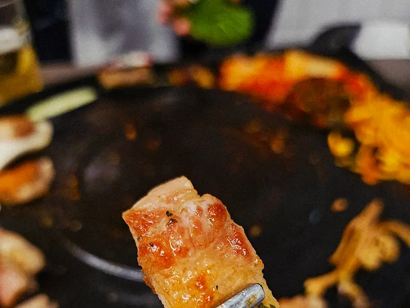 육즙 가득한 오겹살 한 점