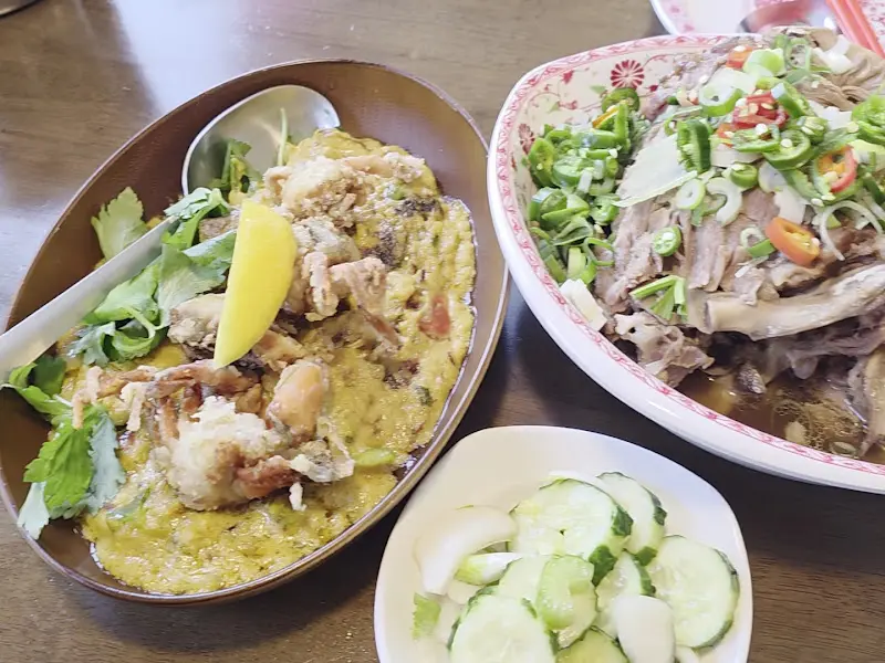 테이블 위에 놓인 푸팟퐁커리와 미니 랭쎕