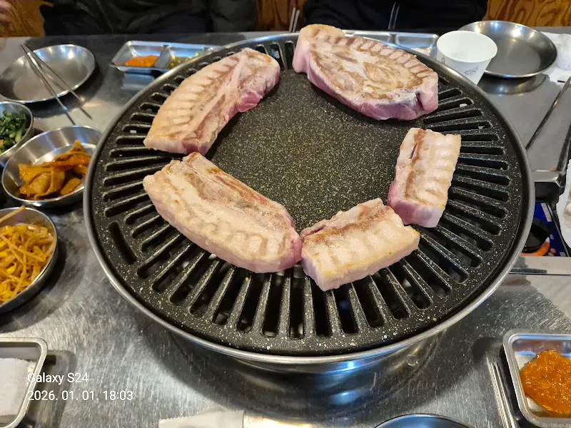 돌판 위에 올려진 삼겹살