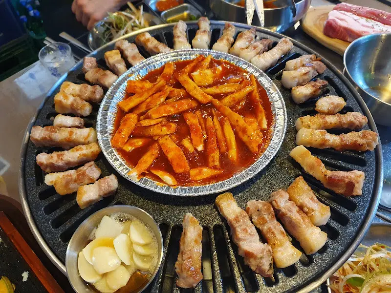 돌판 위의 삼겹살, 떡볶이, 김치
