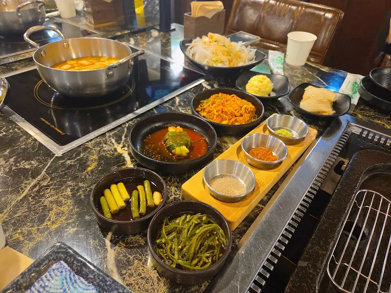 다채로운 곁들임 찬들이 정갈하게 놓여 있는 테이블