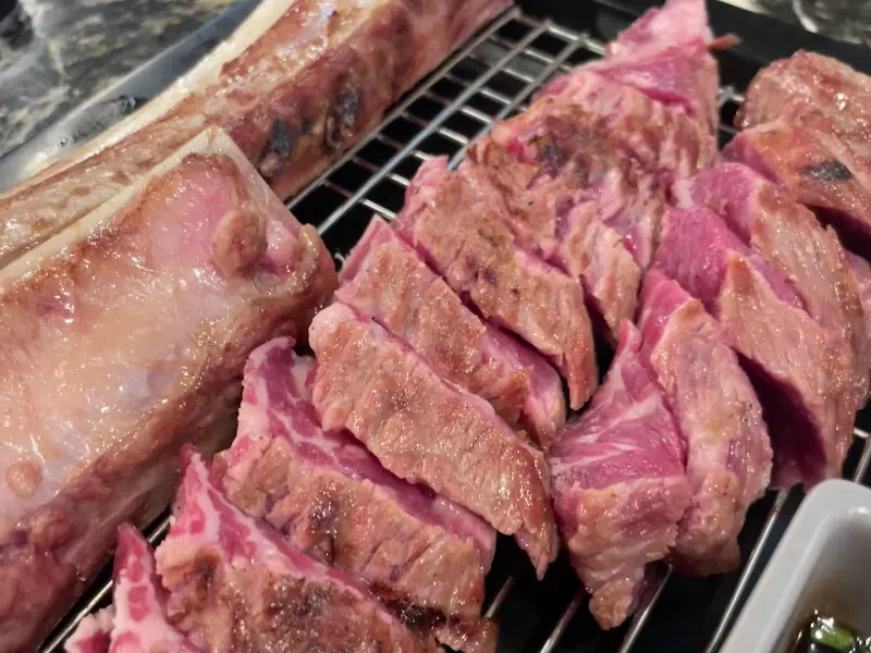 숯불 위에서 맛있게 구워지고 있는 우대갈비