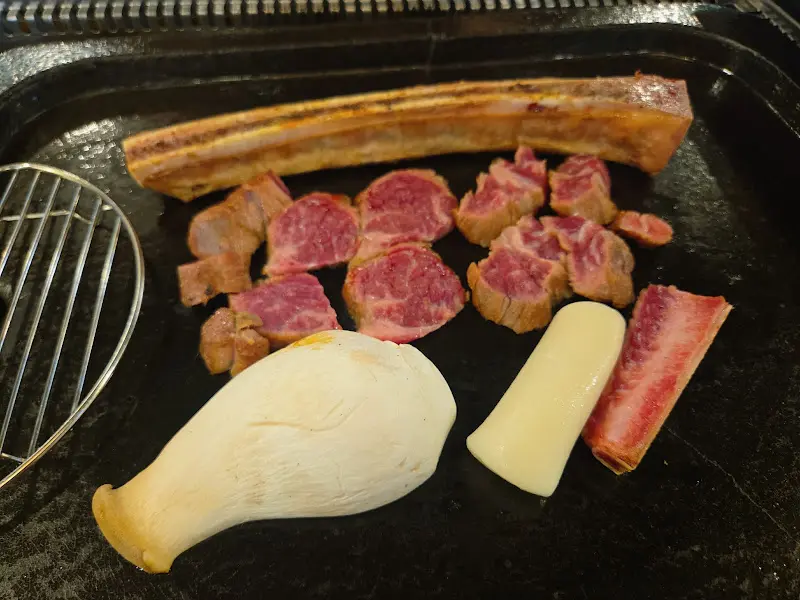 잘 구워진 우대갈비와 곁들임 채소들