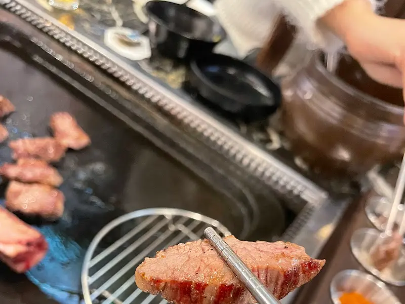 전문가의 손길로 구워지는 고기