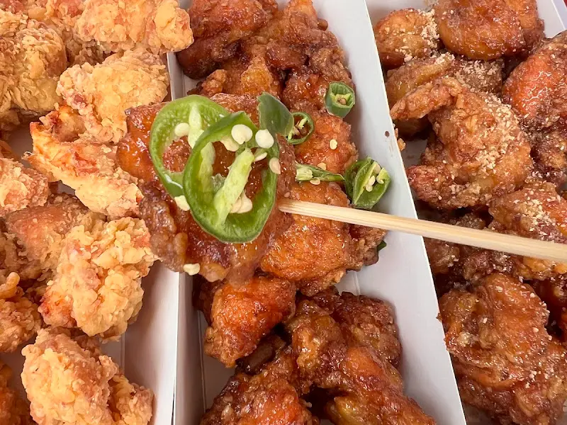 청양고추가 얹어진 매운맛 닭강정