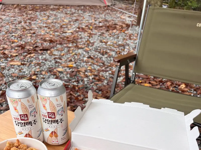 캠핑장에서 즐기는 유일닭강정과 맥주