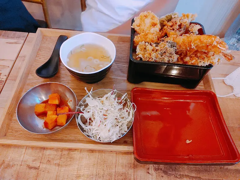 정갈하게 담긴 튀김 한 상