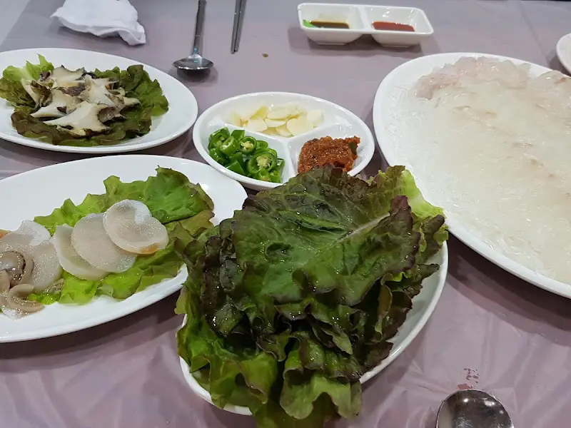 다채로운 곁들임 음식들