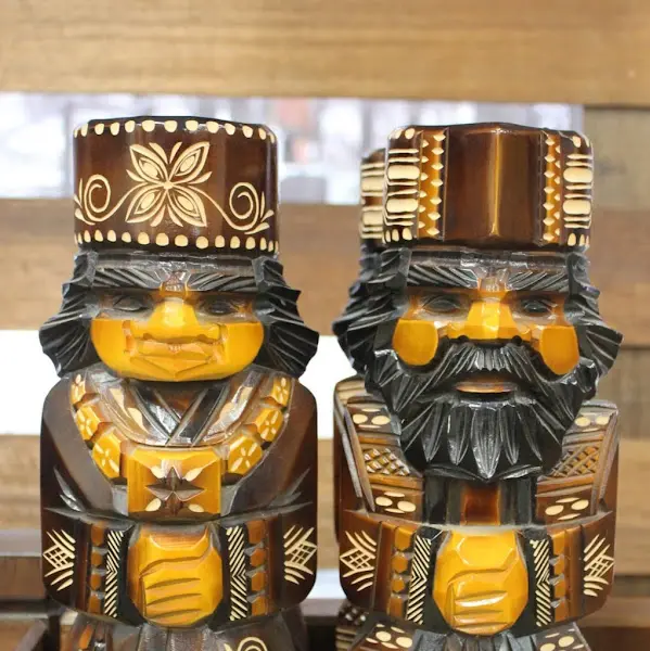 정교한 나무 조각상