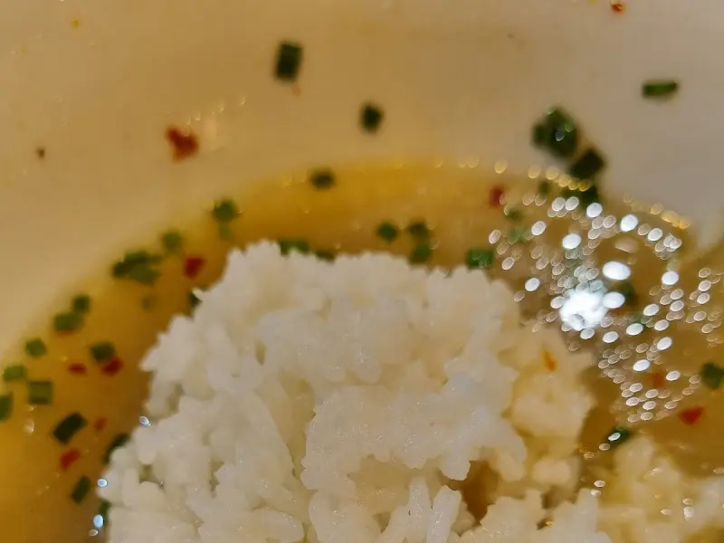 밥을 말아 먹는 모습