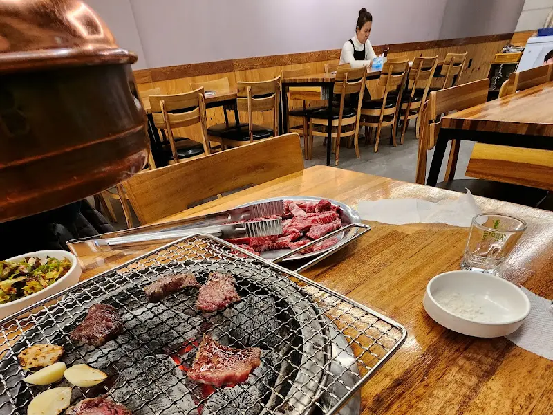 숯불 위에 구워지는 소갈비