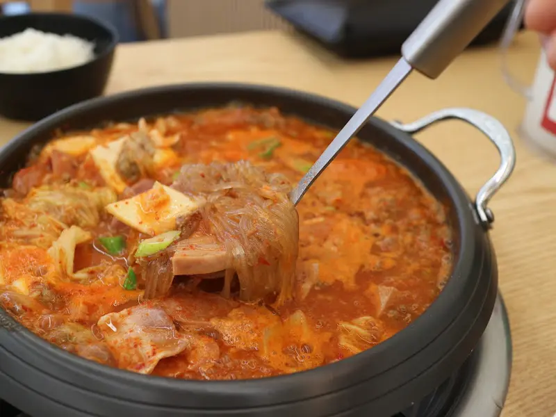 국자로 건더기를 뜬 모습