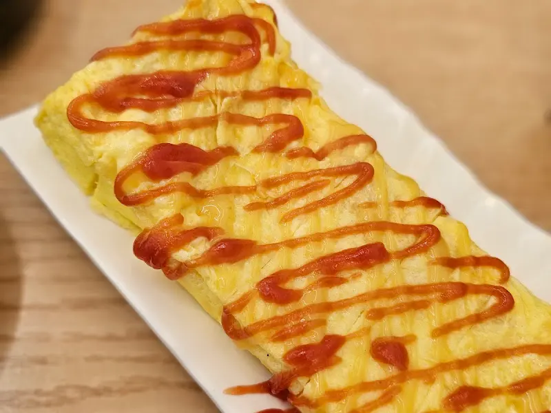 케첩이 뿌려진 계란말이