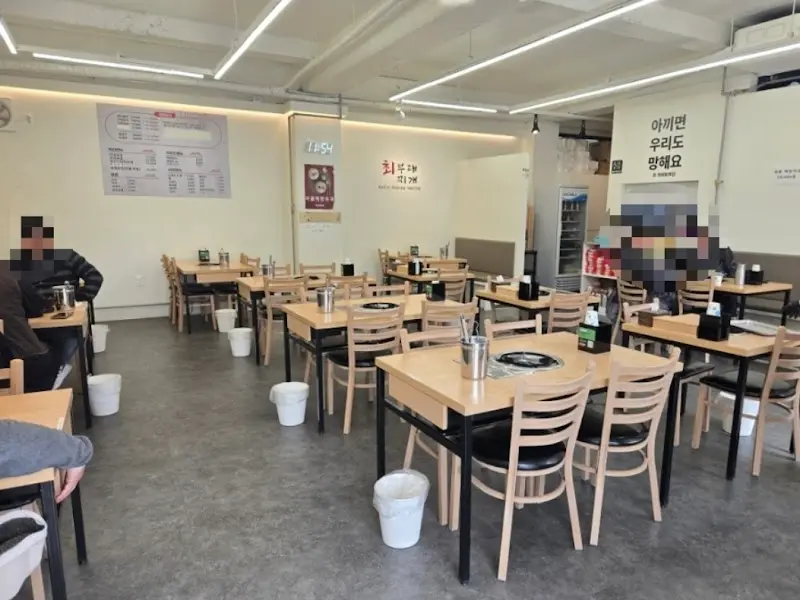 넓고 쾌적한 매장 내부