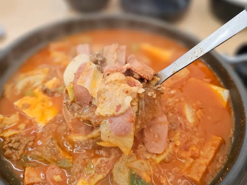 국자로 뜬 부대찌개 건더기
