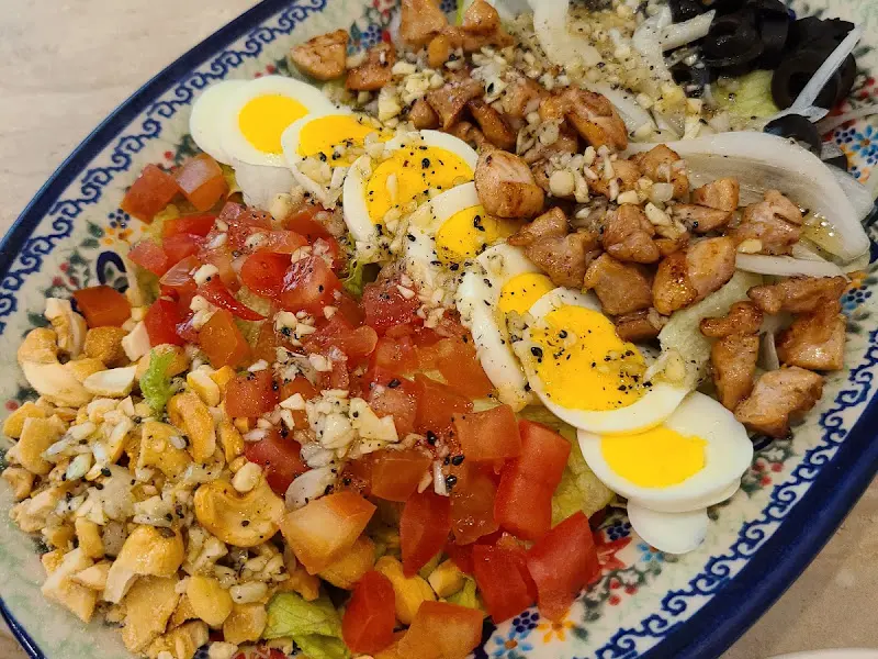 푸짐한 콥샐러드의 모습