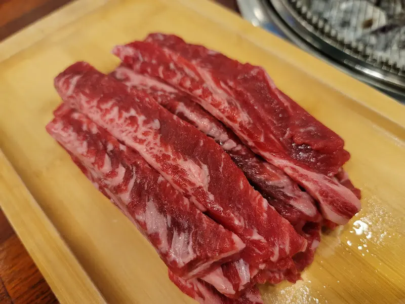 선명한 마블링이 돋보이는 신선한 소고기