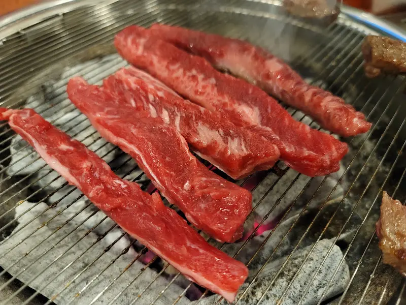 숯불 위에서 맛있게 익어가는 소고기