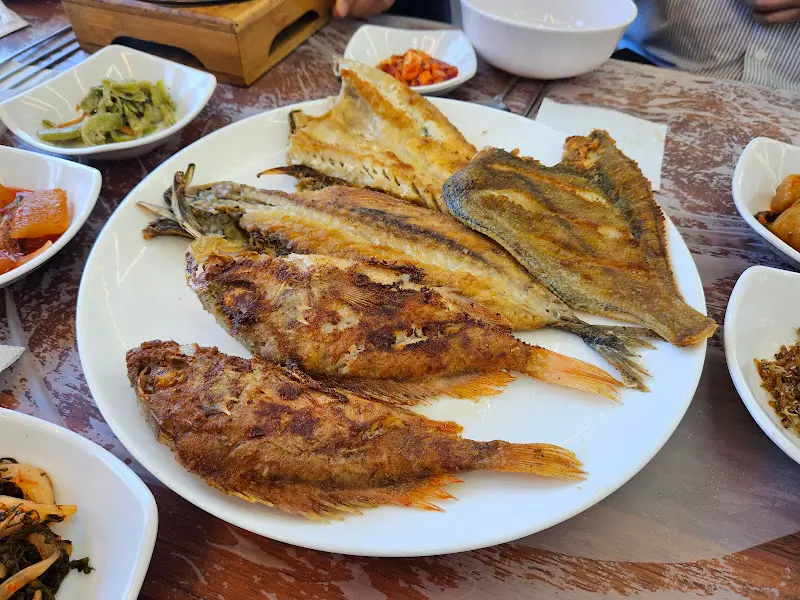 푸짐하게 차려진 홍합밥 정식 한 상 차림