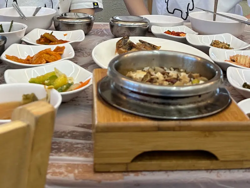 돌솥에 담겨 나오는 홍합밥