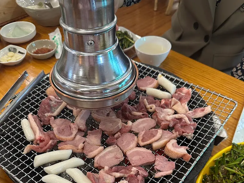 숯불 위에서 구워지는 오리고기