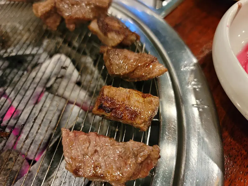 겉은 바삭하고 속은 촉촉하게 구워진 소고기