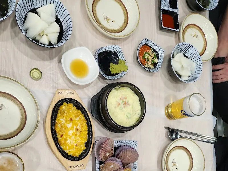 정갈하게 담겨 나온 해산물 모듬