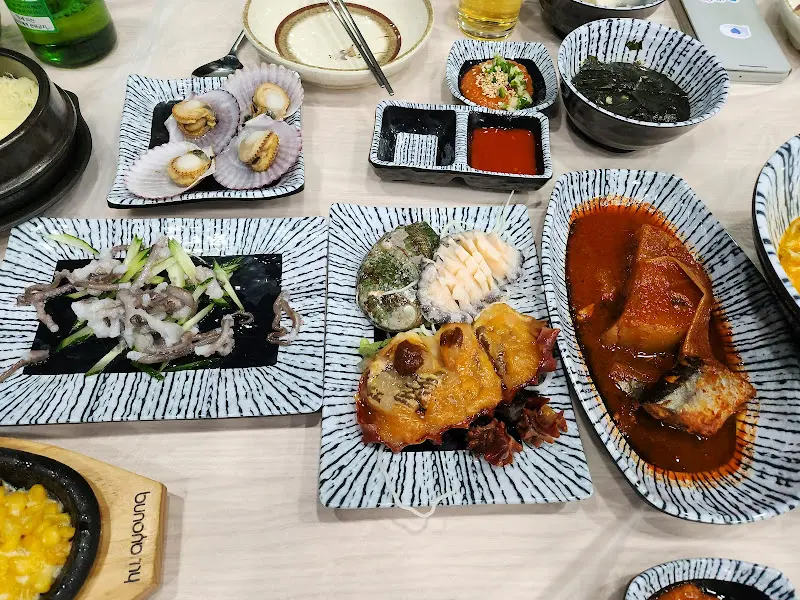 신선한 해산물과 곁들임 메뉴들