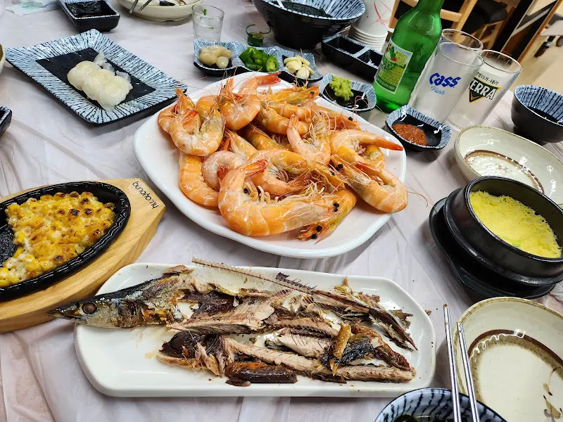 푸짐하게 차려진 해산물 한 상