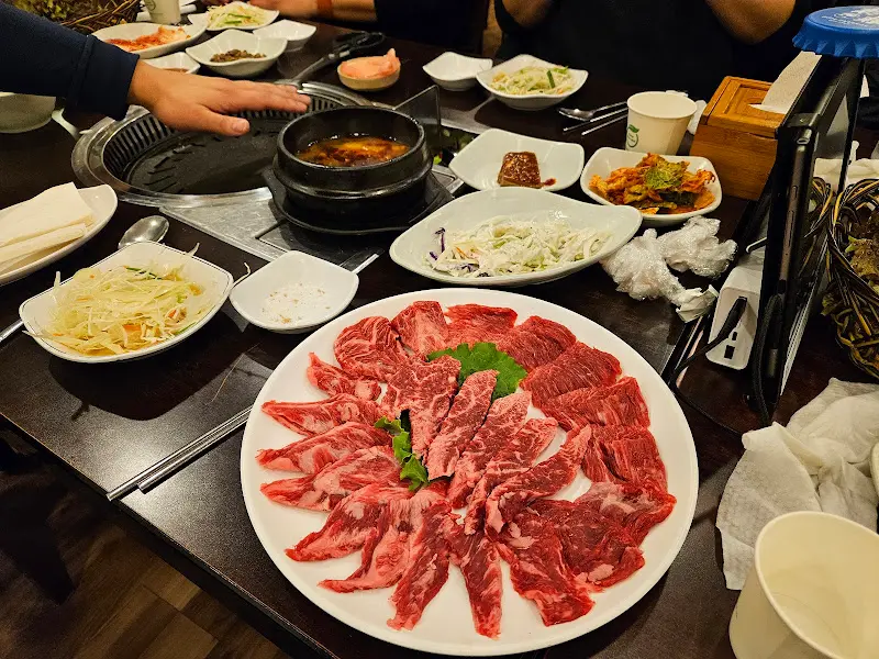 테이블 가득 차려진 반찬과 한우 모듬