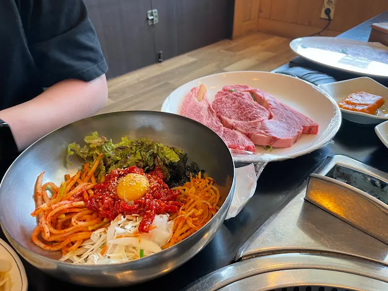 육회비빔밥과 한우 구이의 조화