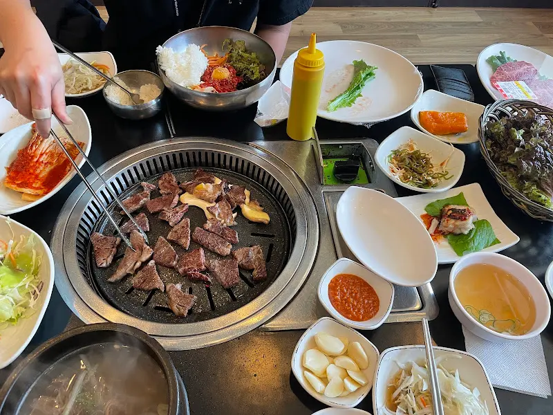 다 익은 한우를 집게로 들어올리는 모습