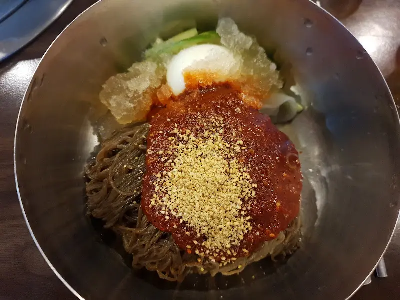 매콤달콤한 양념이 돋보이는 물냉면