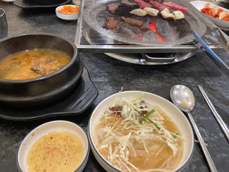 한우탕과 곁들임 반찬들