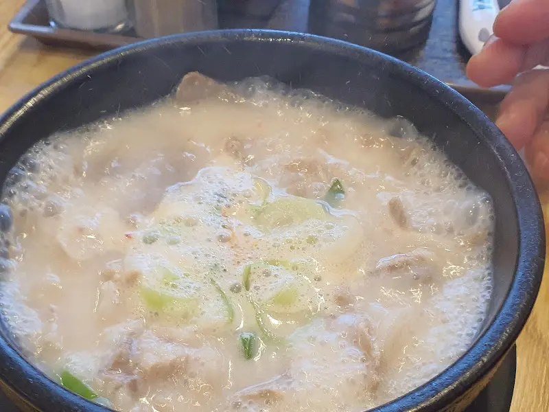 뽀얀 국물이 인상적인 돼지국밥