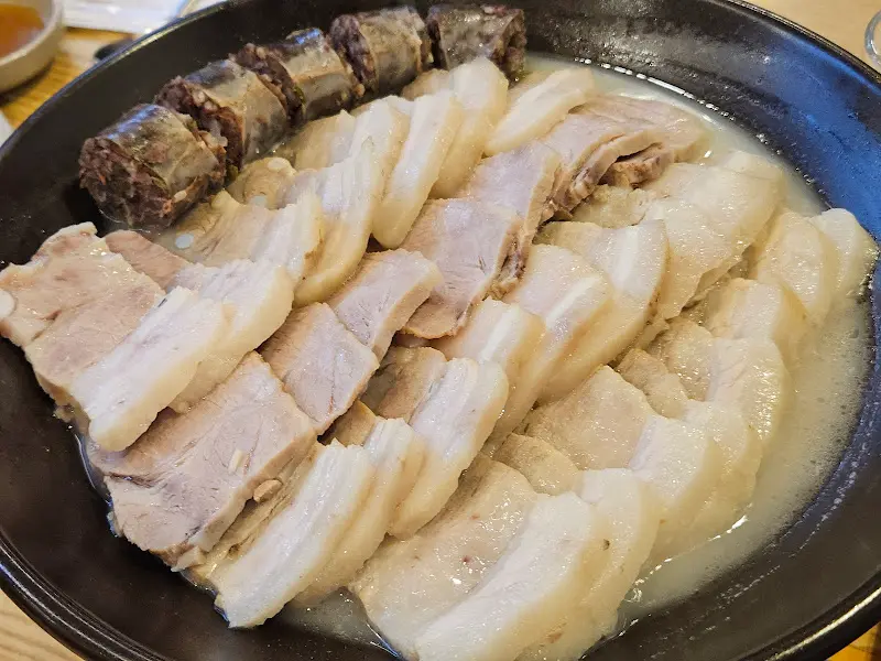 수육과 순대 한 접시