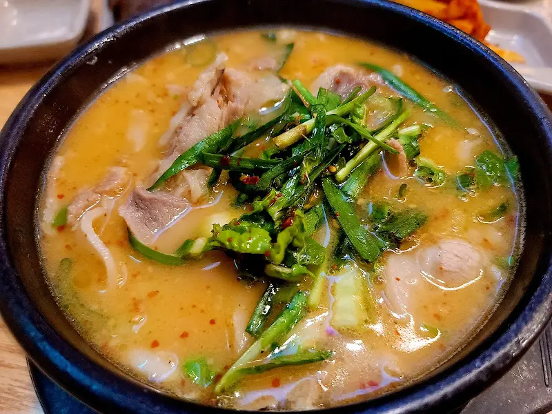 다진 양념이 올려진 돼지국밥