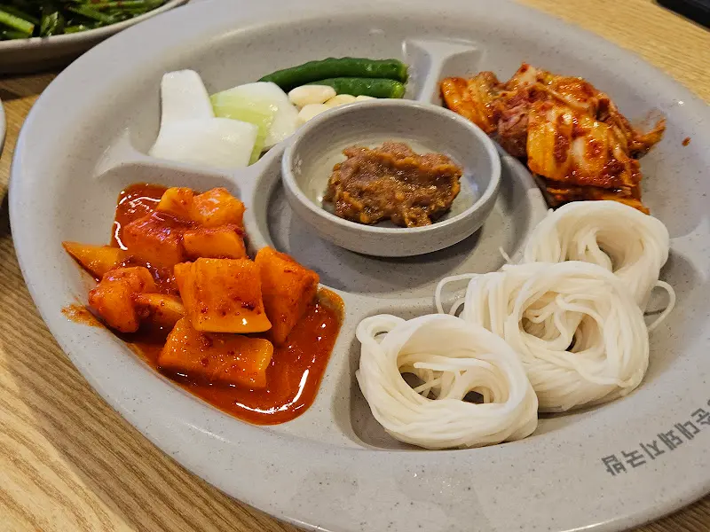 돼지국밥과 반찬