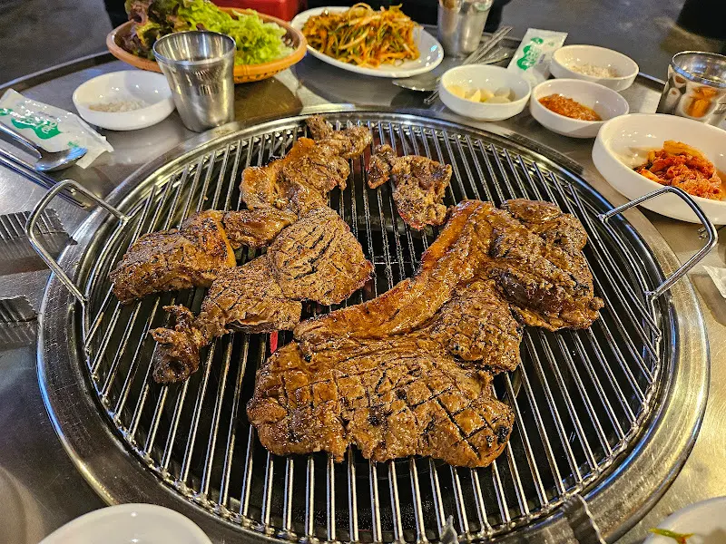 왕돼지 외부 야경